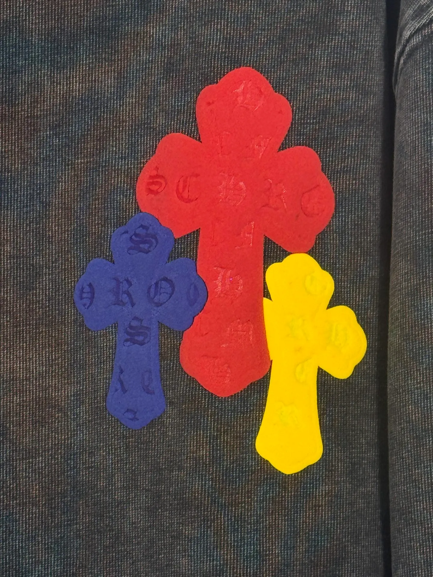 P250 top version, real shot without P, ​​different from market currency) 𝗖𝗵𝗿𝗼𝗺𝗲 𝗛𝗲𝗮𝗿𝘁𝘀/Cro Heart 2025 Autumn and Winter Horseshoe Cross Sticker 3D Glue Couple Casual Long Sleeve 👑The highest version! Customized fabric 320g fabric! Horseshoe cross printing 3D hot glue! The best-selling model in the counter, very comfortable to wear. Accessories: original molded and authenticated collar label➕100% silk wash label. Genuine purchase-grade original hangtag➕matching hanging rope➕3D hanging beads➕original packaging bag. Craftsmanship: The original version has consistent wiring! The highest version of the armhole matching technique! Color: Blue Black Size: S M L XL Style No.: 5175